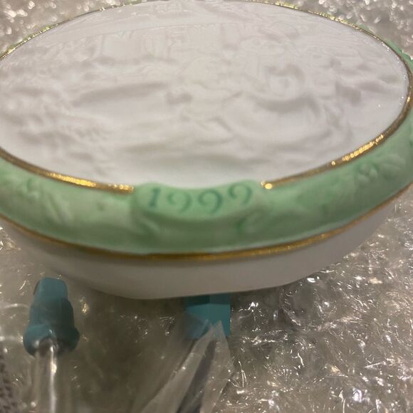 Hallmark 1999 Keepsake “Let It Snow!” Ornament Fine Porcelain Light Magic Series - Picture 7 of 12